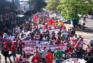 Professores e representantes de movimentos sociais e centrais sindicais saem às ruas de Maringá em dia de protestos em todo o país